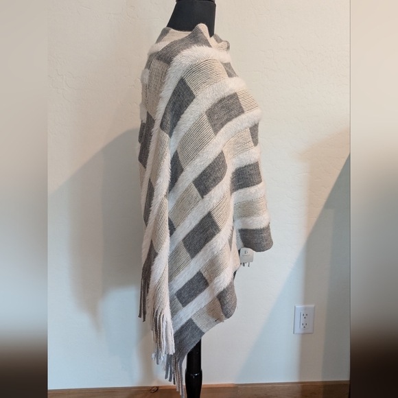 NWT Fadivo New York Soft Pull Over Poncho Shawl OS Tan, Gray, White - Picture 5 of 12